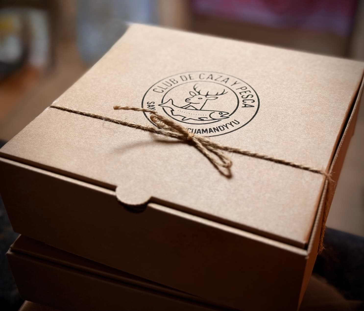 Caja de regalo personalizada con el logo del cliente, atada con hilo